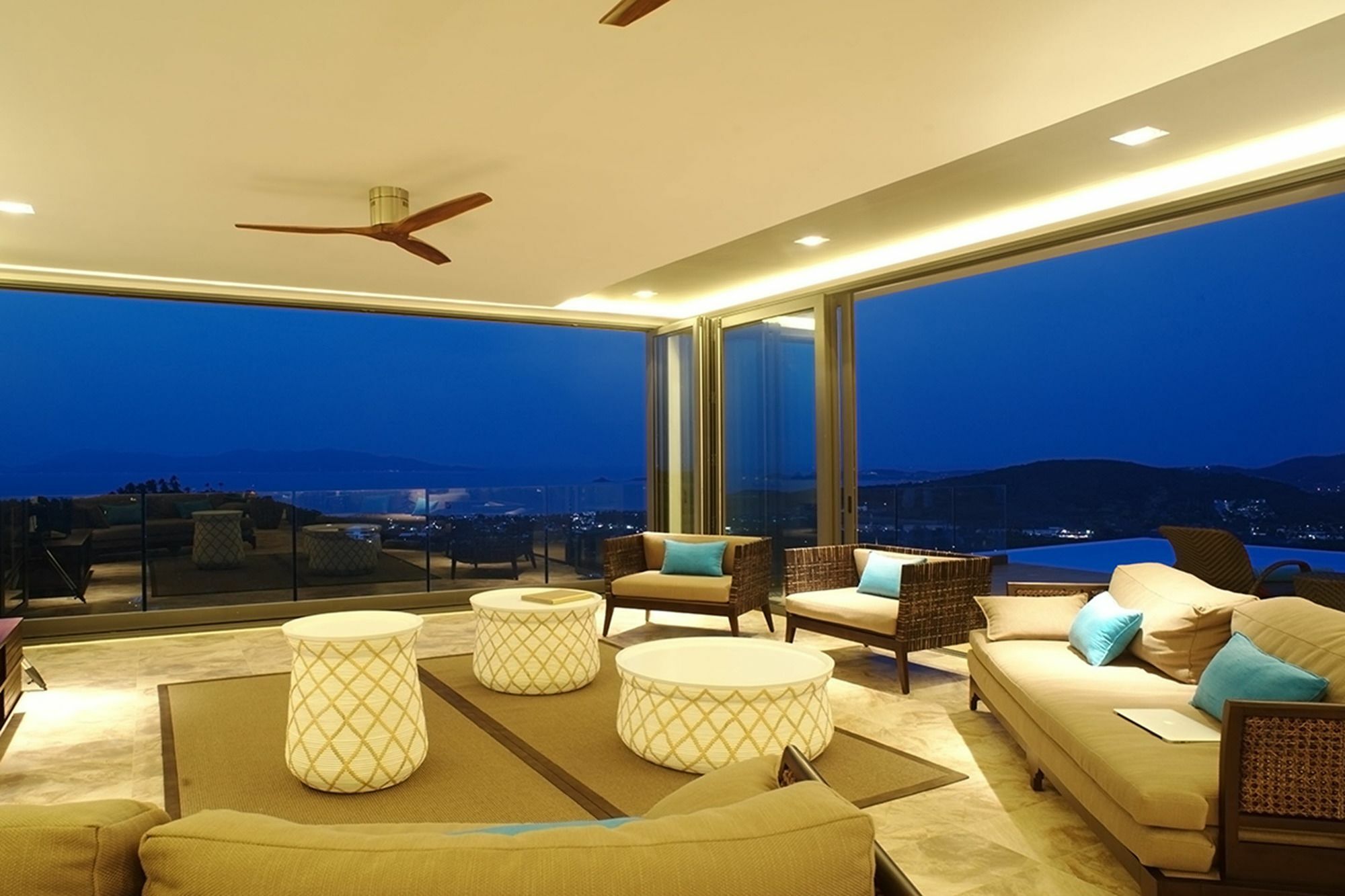 Villa Luxury Crystal Blue